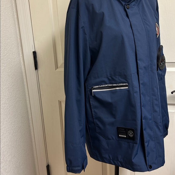 Leduntino Find Your Own Way Windbreaker Hooded Waterproof Jacket Blue
Large, EUC - Picture 5 of 14